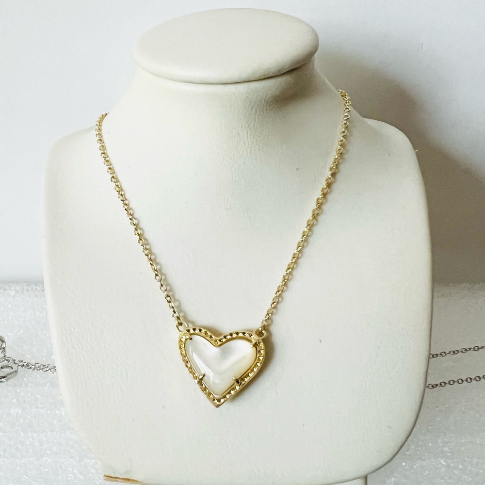 Kendra Scott Ari Heart Ivory Pearl gold color border necklace